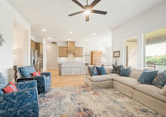 Photo 4 of Single family home for sale at 206 Morning Light Ln, Waxahachie, TX 75165 | MLS# 21258199 | Listing updated on 2026-08-31