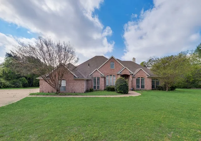 Homes for sale in Lake Dallas, TX | 102 Dobbs Rd, Lake Dallas, TX 76208 | MLS# 21251777