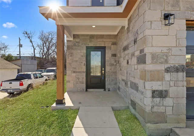 2nd image of 1608 D Ave, Fort Worth, TX 76104 | MLS# 21258490