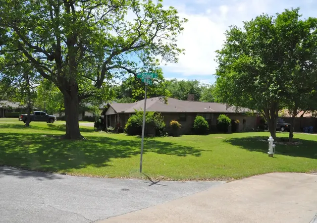 Homes for sale in De Soto, TX | 304 Bennett Cir, De Soto, TX 75115 | MLS# 21258496