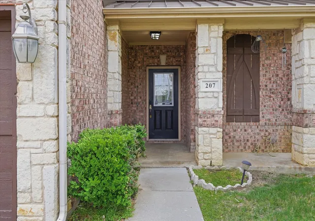 Homes for sale in Euless, TX | 207 Moonlight Dr, Euless, TX 76039 | MLS# 21257702
