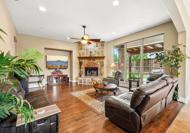 1st image of 812 Moss Cliff Cir, Mc Kinney, TX 75071 | MLS# 21258036