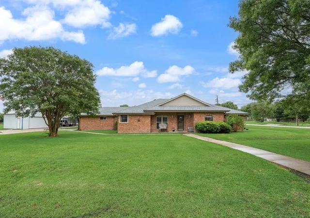 Photo 2 of Single family home for sale at 834 Rock Hill Ln, Red Oak, TX 75154 | MLS# 21255971 | Listing updated on 2026-09-30