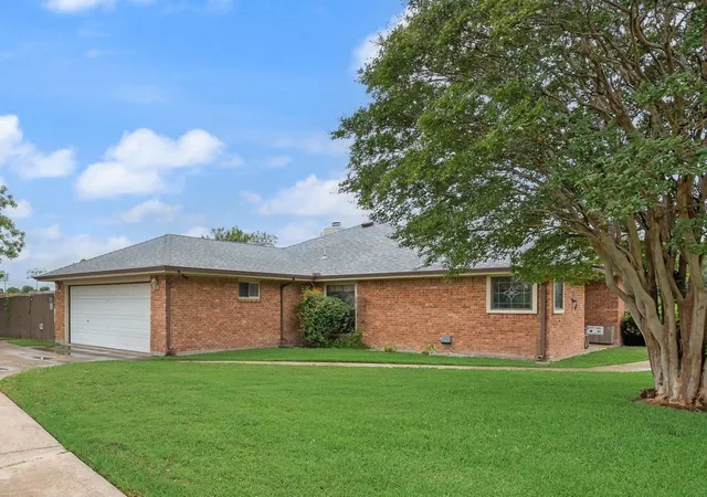 Photo 3 of Single family home for sale at 834 Rock Hill Ln, Red Oak, TX 75154 | MLS# 21255971 | Listing updated on 2026-09-30