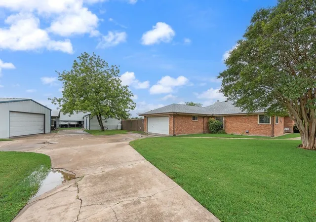 Photo 3 of Single family home for sale at 834 Rock Hill Ln, Red Oak, TX 75154 | MLS# 21255971 | Listing updated on 2026-09-30