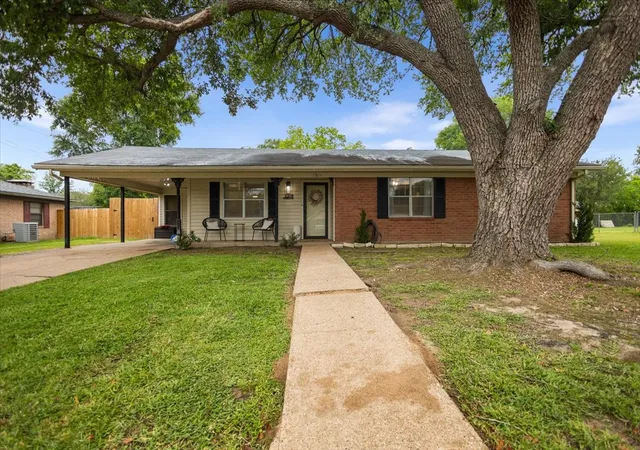Homes for sale in Henderson, TX | 2304 Kaynell Dr, Henderson, TX 75654 | MLS# 21250023