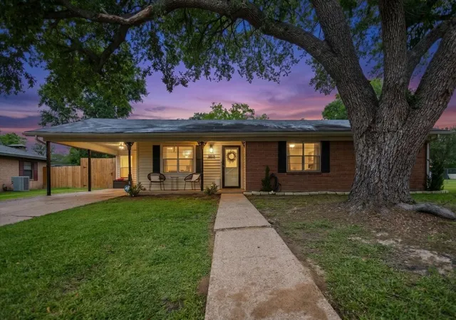 Homes for sale in Henderson, TX | 2304 Kaynell Dr, Henderson, TX 75654 | MLS# 21250023