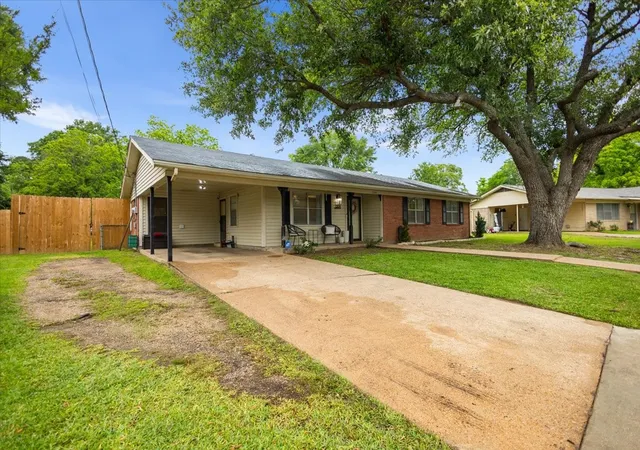 Homes for sale in Henderson, TX | 2304 Kaynell Dr, Henderson, TX 75654 | MLS# 21250023