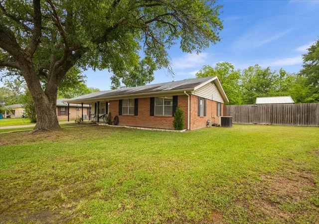 Homes for sale in Henderson, TX | 2304 Kaynell Dr, Henderson, TX 75654 | MLS# 21250023