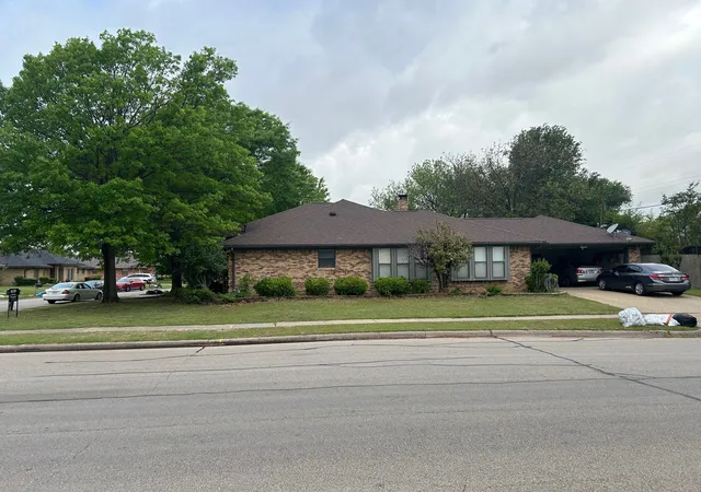 2nd image of 3901 W Country Club Dr, Irving, TX 75038 | MLS# 21227282
