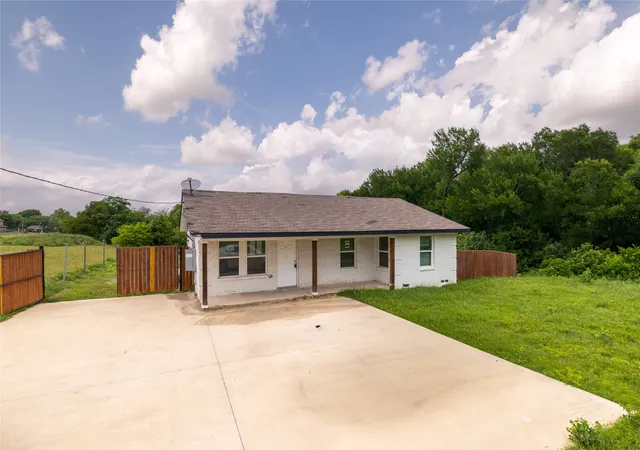 Homes for sale in De Soto, TX | 805 E Belt Line Rd, De Soto, TX 75115 | MLS# 21252175