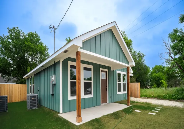 Photo 2 of Single family home for sale at 1333 E Palestine, Mexia, TX 76667 | MLS# 21258965 | Listing updated on 2026-07-11