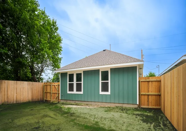 Photo 3 of Single family home for sale at 1333 E Palestine, Mexia, TX 76667 | MLS# 21258965 | Listing updated on 2026-09-29