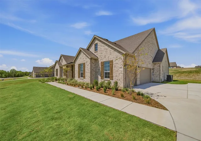Photo 3 of Single family home for sale at 709 Water Side Dr, Van Alstyne, TX 75495 | MLS# 21259011 | Listing updated on 2026-10-07