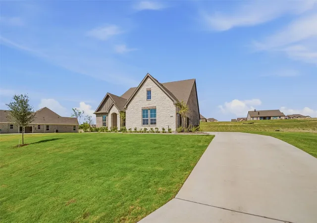 Photo 3 of Single family home for sale at 707 Water Side Dr, Van Alstyne, TX 75495 | MLS# 21259027 | Listing updated on 2026-10-07