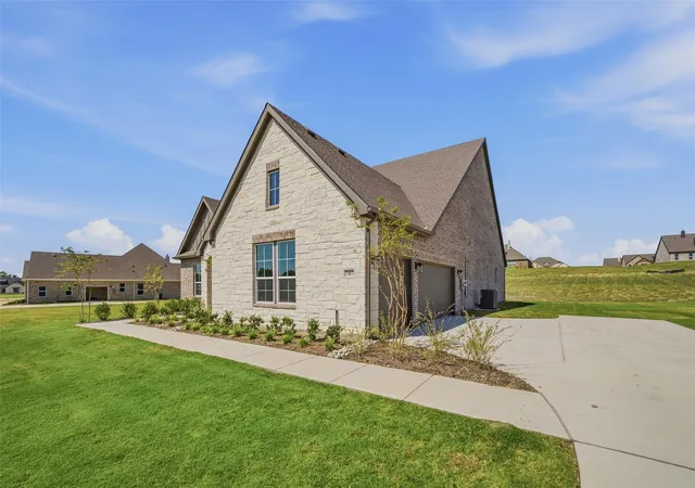 Photo 3 of Single family home for sale at 707 Water Side Dr, Van Alstyne, TX 75495 | MLS# 21259027 | Listing updated on 2026-10-07
