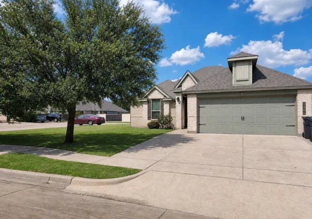Photo 2 of Sale Pending at 1106 Placid Cir, Waco, TX 76706 | MLS# 21258605 | Listing updated on 2026-08-18