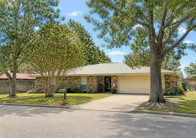 Homes for sale in Bowie, TX | 1207 Friona St, Bowie, TX 76230 | MLS# 21259550