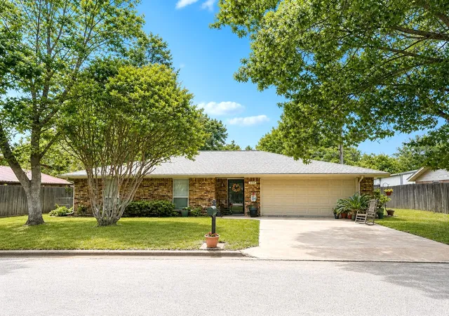 Homes for sale in Bowie, TX | 1207 Friona St, Bowie, TX 76230 | MLS# 21259550