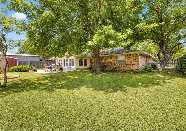 Homes for sale in Bowie, TX | 1207 Friona St, Bowie, TX 76230 | MLS# 21259550