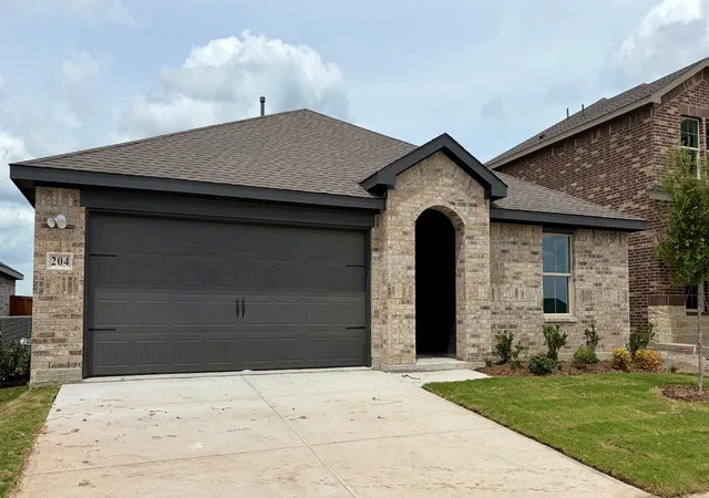 Photo 1 of Single family home for sale at 204 Van Horn Dr, Terrell, TX 75160 | MLS# 21259582 | Listing updated on 2026-10-04