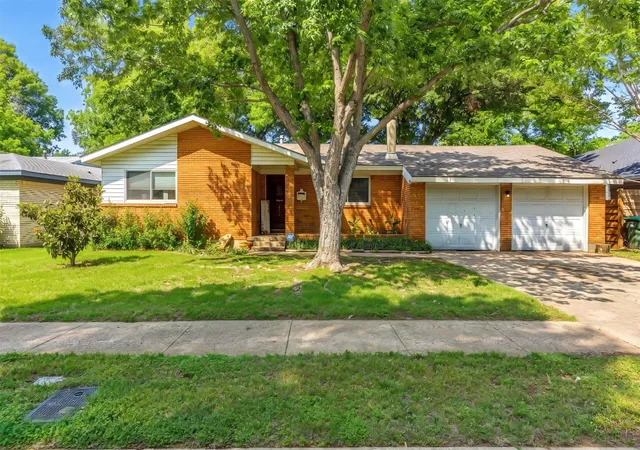 Photo 1 of Sale Pending at 1916 Valley Ln, Arlington, TX 76013 | MLS# 21255012 | Listing updated on 2026-08-26
