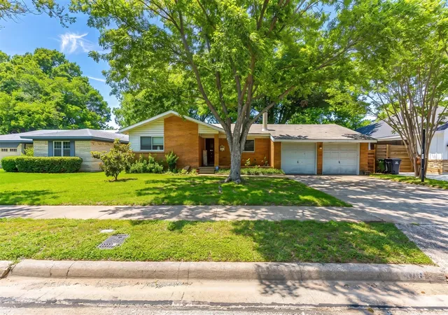 Photo 2 of Sale Pending at 1916 Valley Ln, Arlington, TX 76013 | MLS# 21255012 | Listing updated on 2026-08-26