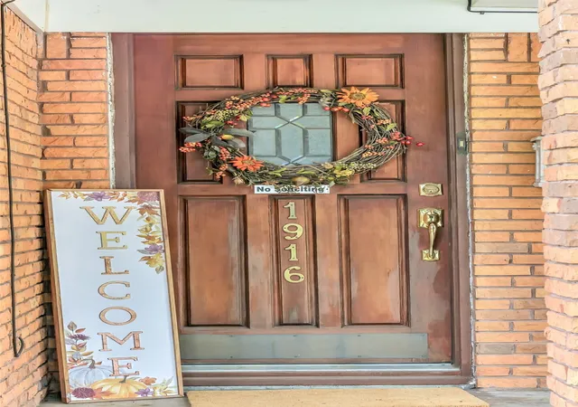 Photo 3 of Sale Pending at 1916 Valley Ln, Arlington, TX 76013 | MLS# 21255012 | Listing updated on 2026-08-26