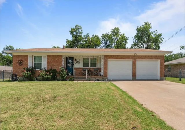 Photo 1 of Single family home for sale at 107 Woodard Ave, Cleburne, TX 76033 | MLS# 21258702 | Listing updated on 2026-09-22