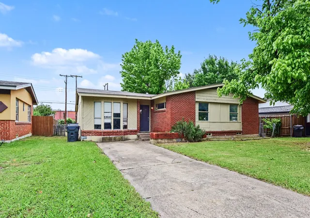Photo 2 of Single family home for sale at 2333 S Lockhart Ave, Dallas, TX 75228 | MLS# 21252705 | Listing updated on 2026-09-03