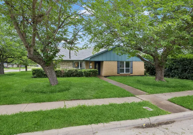 Photo 3 of Single family home for sale at 2524 Glen Lea Dr, Irving, TX 75062 | MLS# 21259886 | Listing updated on 2026-09-03
