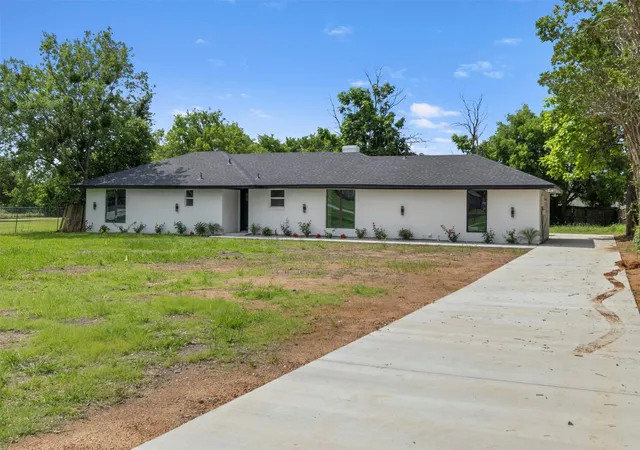 Photo 2 of Single family home for sale at 600 Pierce Rd, Red Oak, TX 75154 | MLS# 21259949 | Listing updated on 2026-08-29