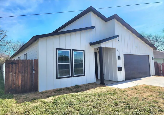 Photo 1 of Single family home for sale at 2121 S Edgewood Ter, Fort Worth, TX 76105 | MLS# 21257676 | Listing updated on 2026-08-31