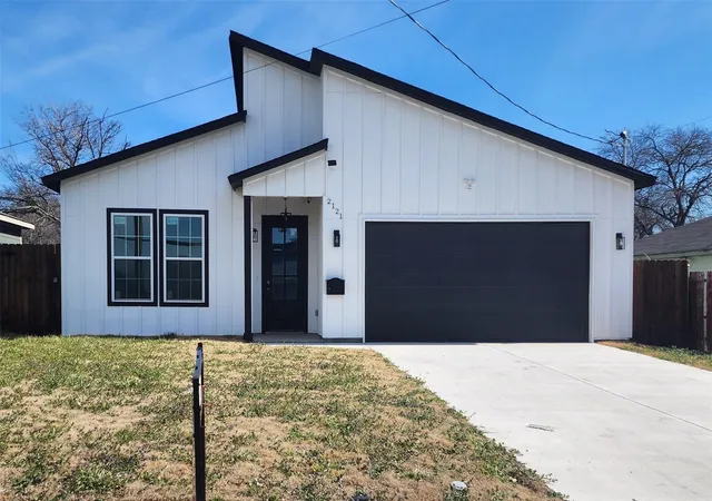 Photo 2 of Single family home for sale at 2121 S Edgewood Ter, Fort Worth, TX 76105 | MLS# 21257676 | Listing updated on 2026-08-31