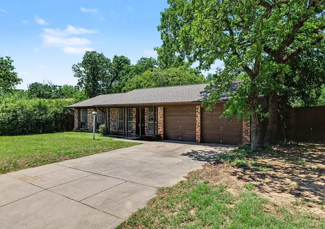 Homes for sale in Bedford, TX | 60 Somerset Ter, Bedford, TX 76022 | MLS# 21260119