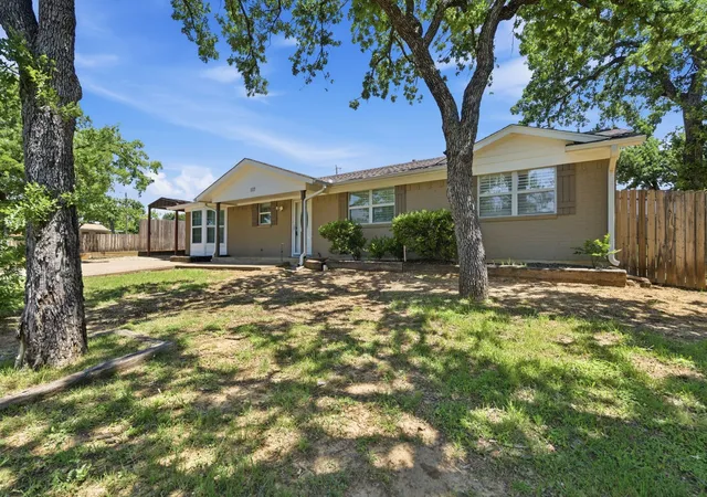 Photo 2 of Single family home for sale at 117 Bryan St, Jacksboro, TX 76458 | MLS# 21259183 | Listing updated on 2026-08-24