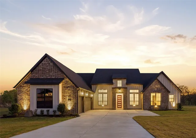 Photo 1 of Single family home for sale at 451 Rocky Dr, Waxahachie, TX | MLS# 21259388 | Listing updated on 2026-10-03