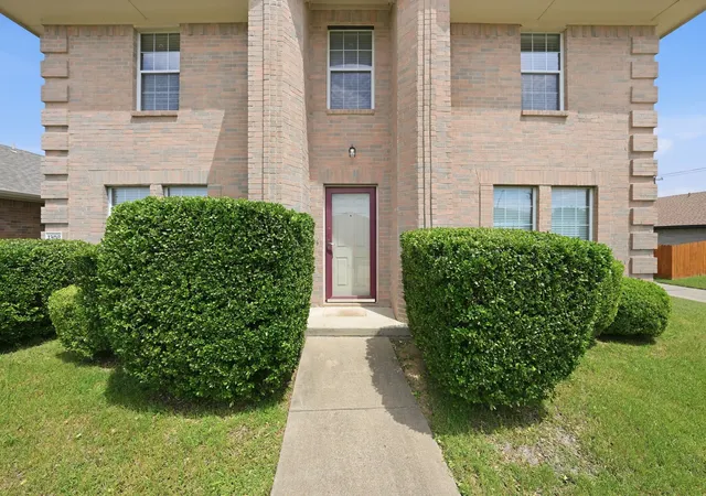 Photo 4 of Single family home for sale at 1308 Arbordale Ct, Lancaster, TX 75134 | MLS# 21260596 | Listing updated on 2026-08-19