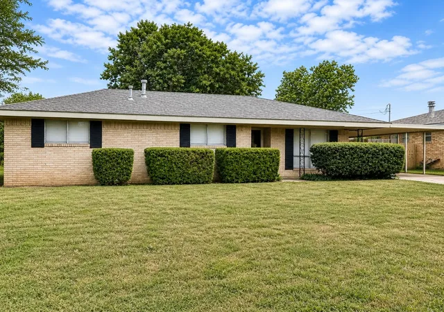 Photo 2 of Single family home for sale at 1507 Hulme St, Bowie, TX 76230 | MLS# 21259235 | Listing updated on 2026-09-23