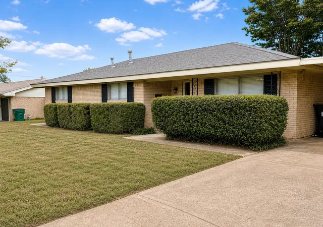 Photo 3 of Single family home for sale at 1507 Hulme St, Bowie, TX 76230 | MLS# 21259235 | Listing updated on 2026-09-23