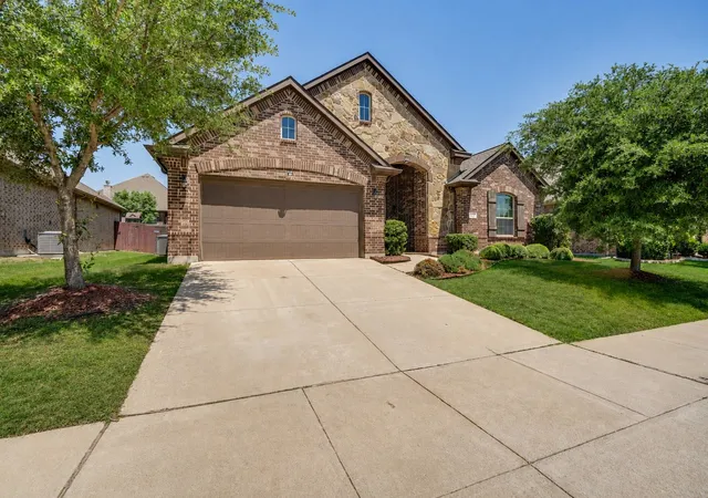 Photo 2 of Single family home for sale at 417 Ashlawn Dr, Midlothian, TX 76065 | MLS# 21254869 | Listing updated on 2026-10-04