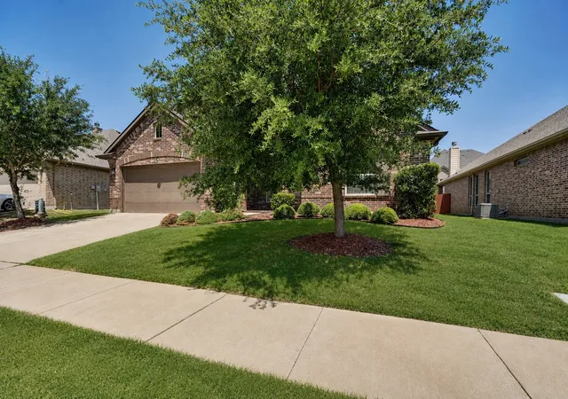 Photo 3 of Single family home for sale at 417 Ashlawn Dr, Midlothian, TX 76065 | MLS# 21254869 | Listing updated on 2026-10-04
