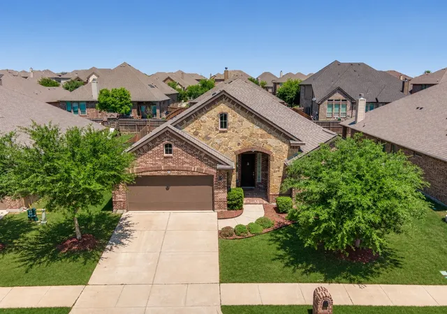 Photo 3 of Single family home for sale at 417 Ashlawn Dr, Midlothian, TX 76065 | MLS# 21254869 | Listing updated on 2026-10-04