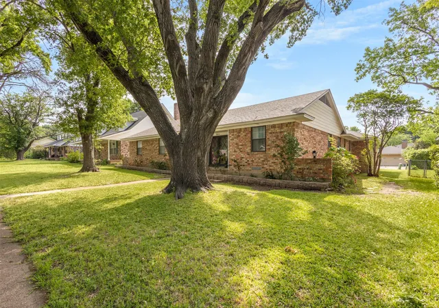Photo 2 of Single family home for sale at 214 S Alexander Ave, Duncanville, TX 75116 | MLS# 21260373 | Listing updated on 2026-07-16