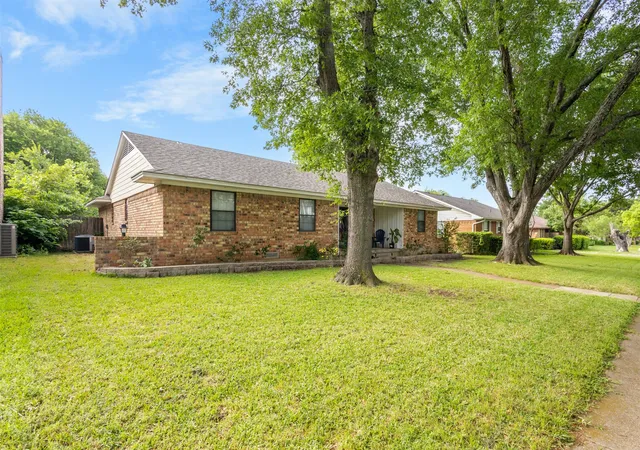 Photo 2 of Single family home for sale at 214 S Alexander Ave, Duncanville, TX 75116 | MLS# 21260373 | Listing updated on 2026-07-16