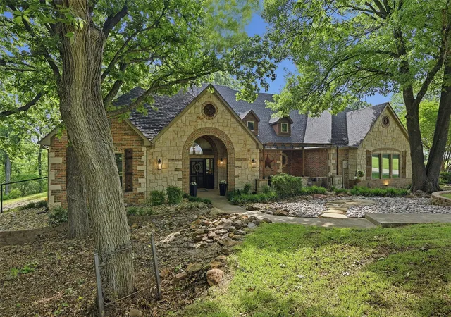 Homes for sale in Gunter, TX | 31 Forest Hills Cir, Gunter, TX 75058 | MLS# 21252923