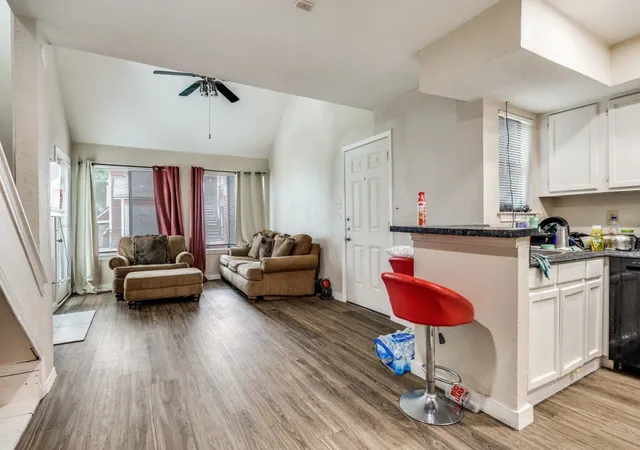 4th image of 9809 Walnut St #203, Dallas, TX 75243 | MLS# 21261155