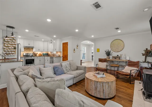 Photo 3 of Single family home for sale at 423 Rogers Hill Spur, Waco, TX 76705 | MLS# 21255482 | Listing updated on 2026-07-27