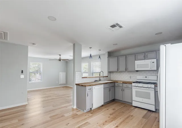 Photo 3 of Single family home for sale at 5106 Avenue O, Galveston, TX 77551 | MLS# 21261151 | Listing updated on 2026-07-15