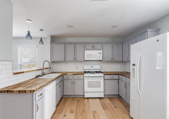Photo 4 of Single family home for sale at 5106 Avenue O, Galveston, TX 77551 | MLS# 21261151 | Listing updated on 2026-07-15